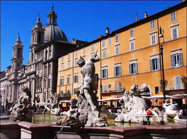 Rome bans eating, drinking and paddling at its most famous fountain