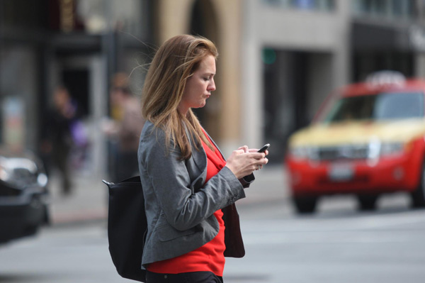 Hawaii wants to ban pedestrians from looking at their cellphones while crossing the street