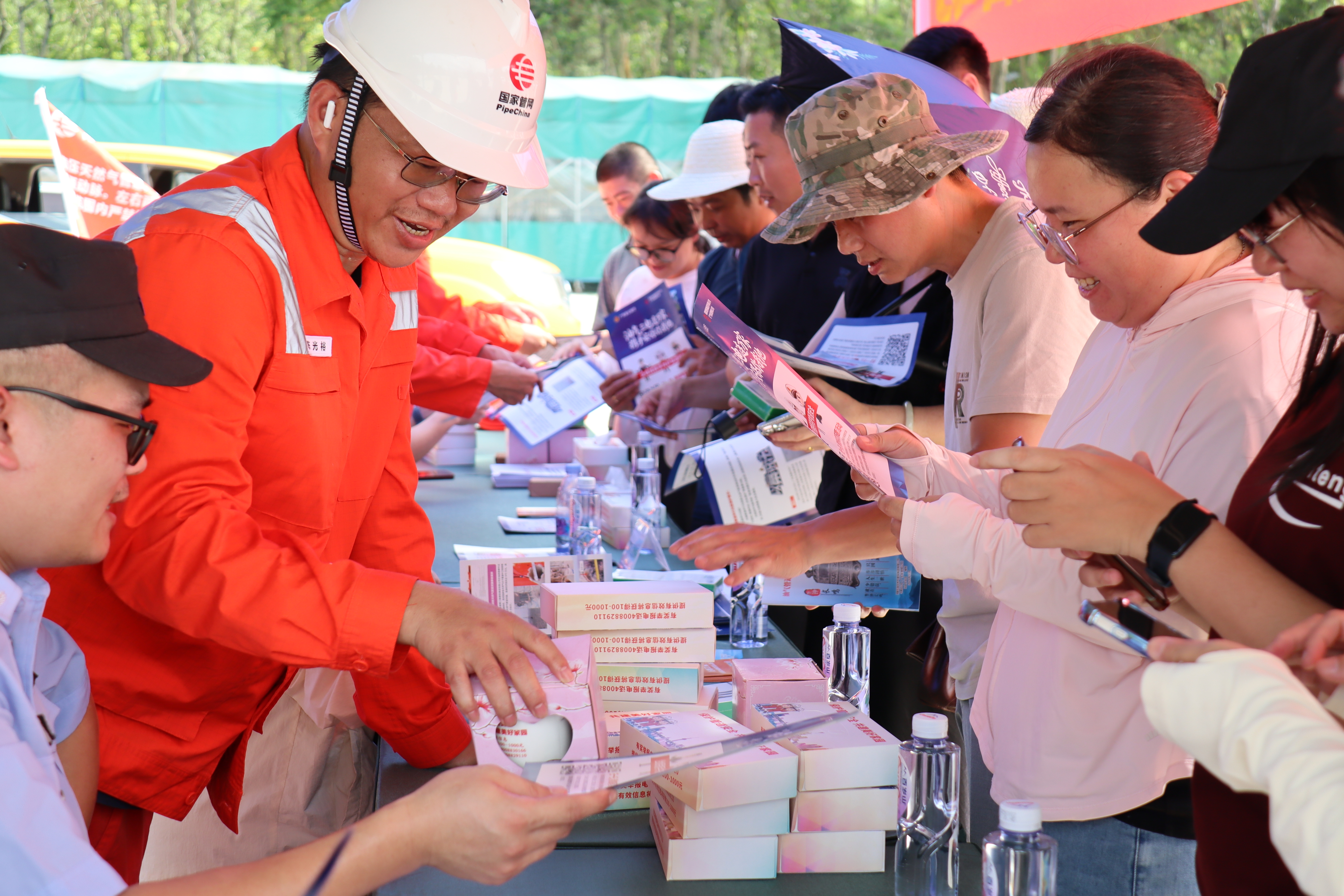 现场发放管道安全宣传资料�。进一步强化油气长输管道安全风险管控。联动<strong></strong>共同印发了《广东省油气长输管道第三方施工风险与安全隐患排查治理工作方案》
，送法</p><p style=