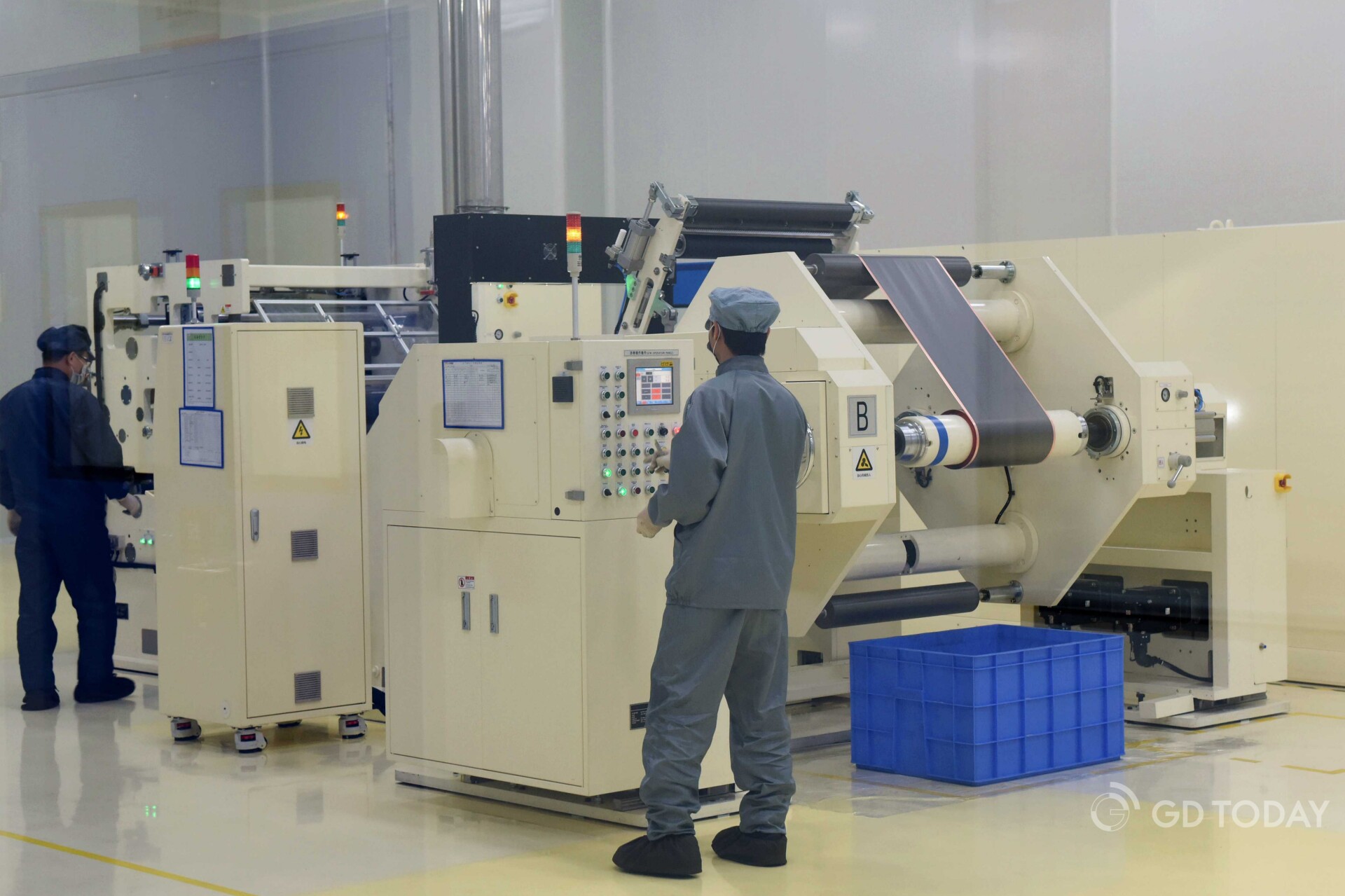 Workers operate in the workshop of an enterprise in Huizhou. 南方+ 梁维春 拍摄