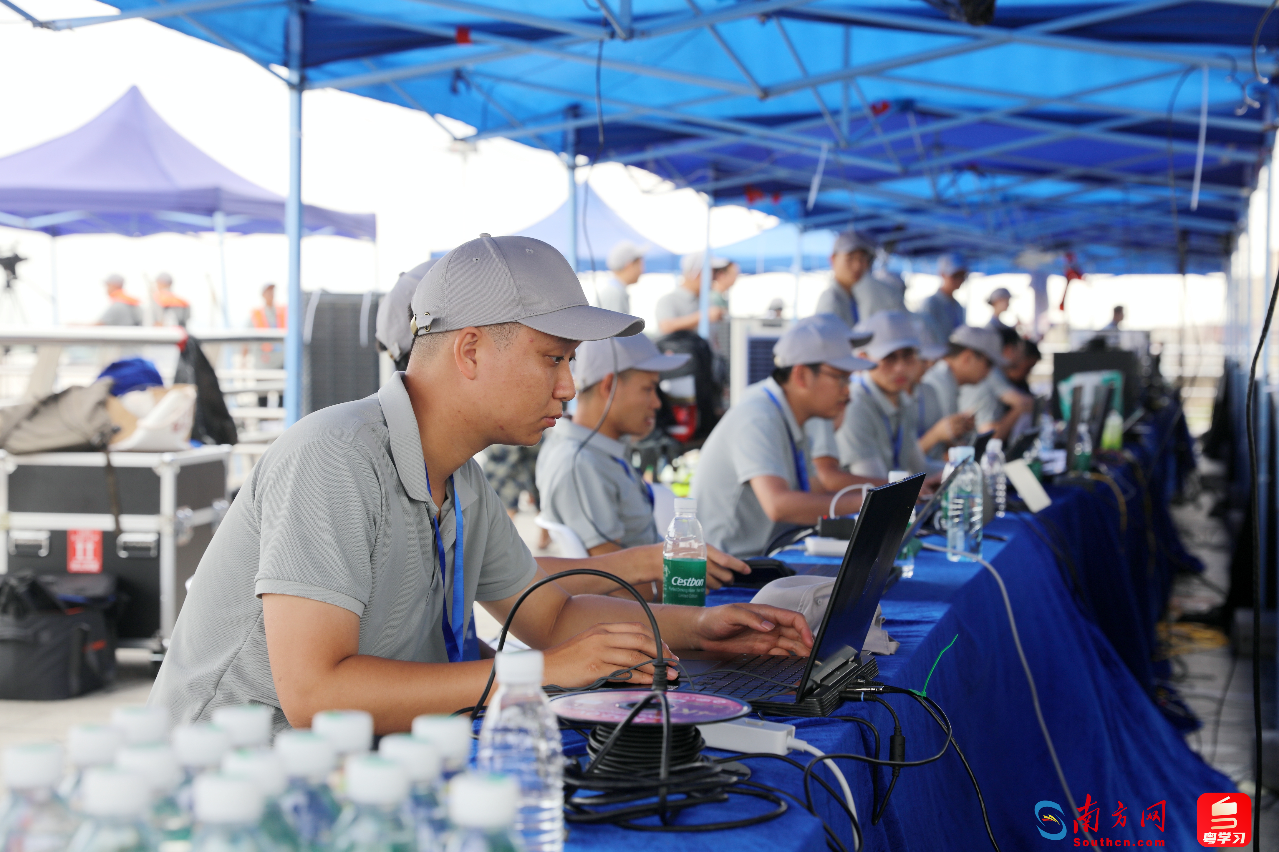 应急测绘队伍出动无人机、无人船获取地上、水下地理信息，并进行现场处理。