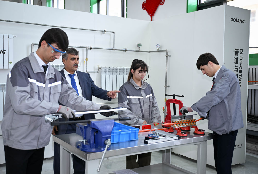 5月31日，学生们在塔吉克斯坦首都杜尚别的鲁班工坊内学习。新华社记者 李任滋 摄