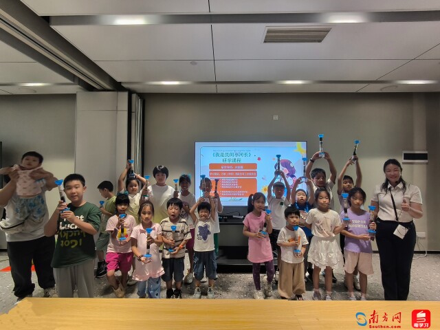 海珠区巾帼河长带领民间小河长开展巡河研学活动