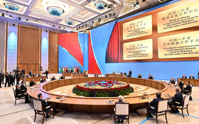 △当地时间6月17日下午，第二届中国—中亚峰会在阿斯塔纳独立宫举行。这是习近平主席同中亚五国元首共同出席中国—中亚减贫合作中心、教育交流合作中心、荒漠化防治合作中心和贸易畅通合作平台揭牌仪式。
