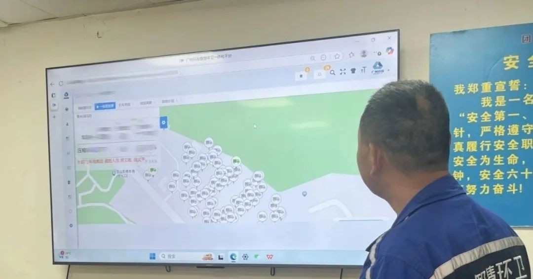 工作人员利用智慧环卫系统锁定装载失物的对接箱
