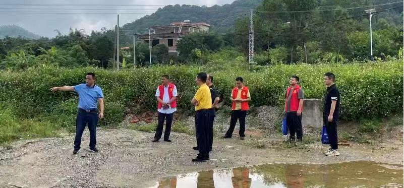 惠州市驻村干部现场调研大良村土地纠纷。