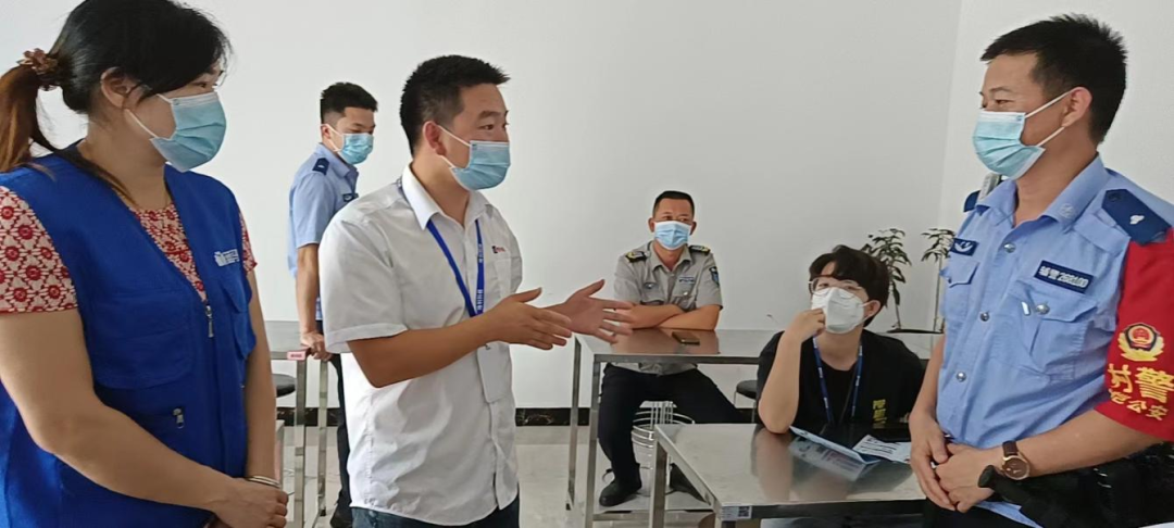 惠州市民警联合社工开展安防排查工作。