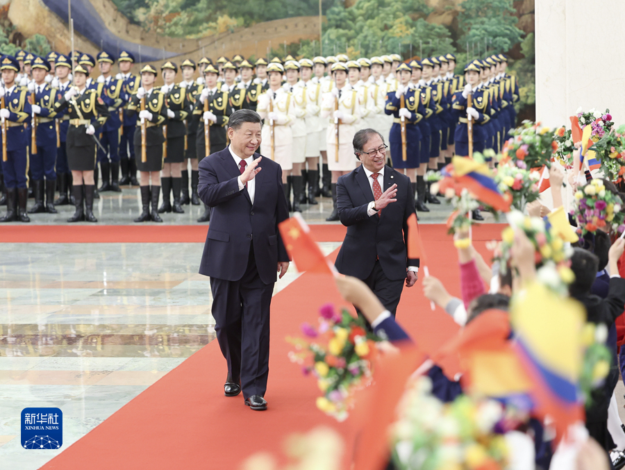 　　10月25日下午，国家主席习近平在北京人民大会堂同来华进行国事访问的哥伦比亚总统佩特罗举行会谈。这是会谈前，习近平在人民大会堂北大厅为佩特罗举行欢迎仪式。新华社记者 丁海涛 摄