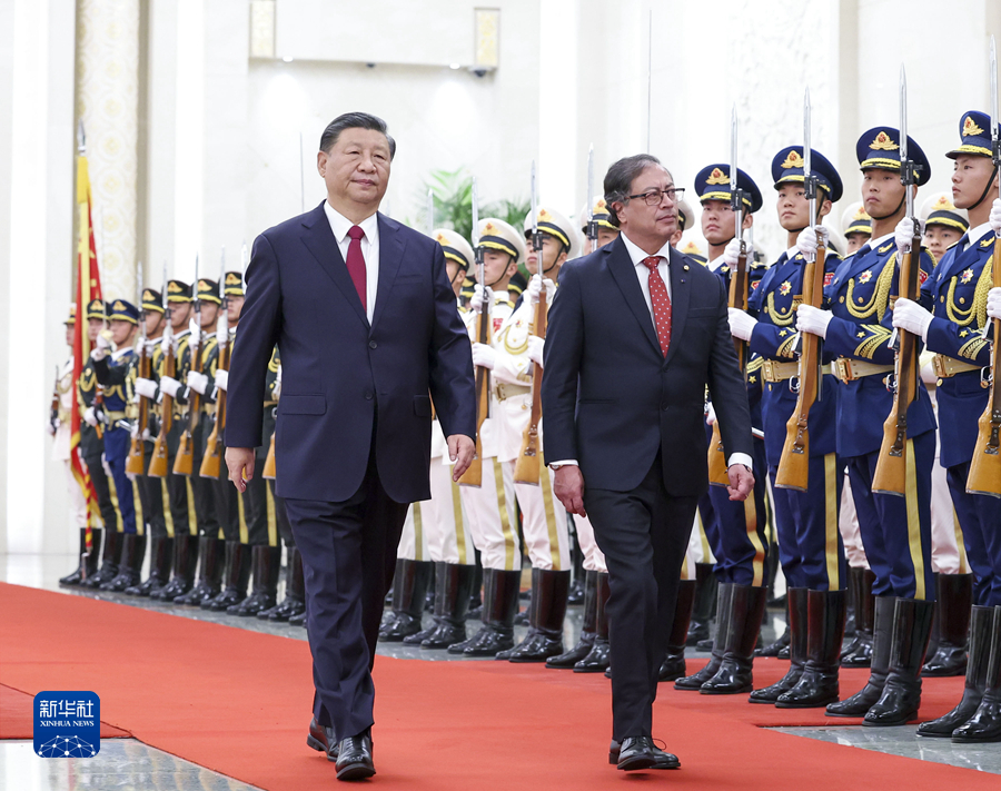 　　10月25日下午，国家主席习近平在北京人民大会堂同来华进行国事访问的哥伦比亚总统佩特罗举行会谈。这是会谈前，习近平在人民大会堂北大厅为佩特罗举行欢迎仪式。新华社记者 丁林 摄