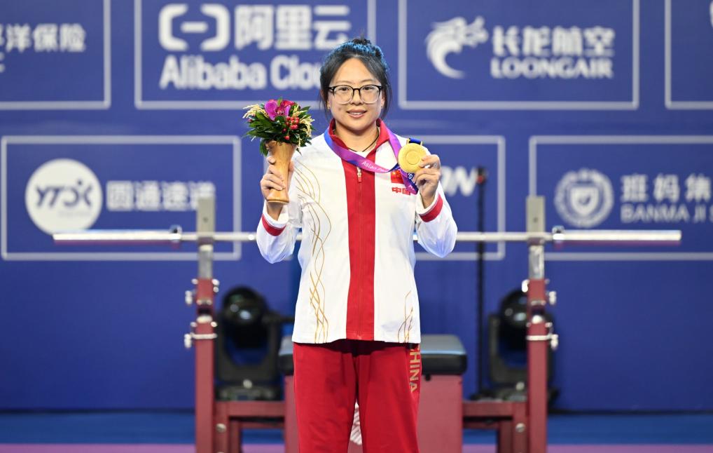10月24日,冠军中国选手崔哲在颁奖仪式上。新华社记者贝赫摄