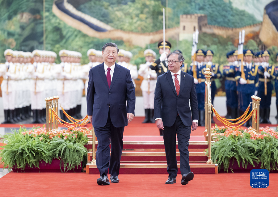 　　10月25日下午，国家主席习近平在北京人民大会堂同来华进行国事访问的哥伦比亚总统佩特罗举行会谈。这是会谈前，习近平在人民大会堂北大厅为佩特罗举行欢迎仪式。新华社记者 黄敬文 摄