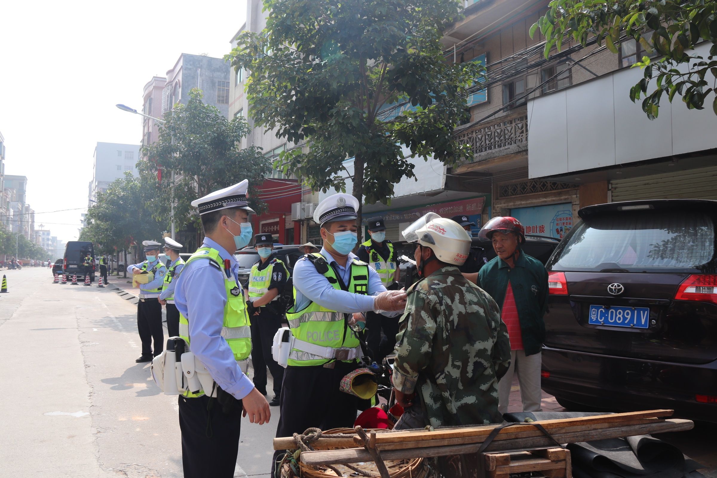 刚性执法,严查各类严重交通违法行为当天行动,电白公安交警以麻岗,树