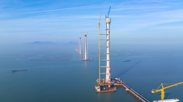 3 main towers of Huangmao Sea Channel capped