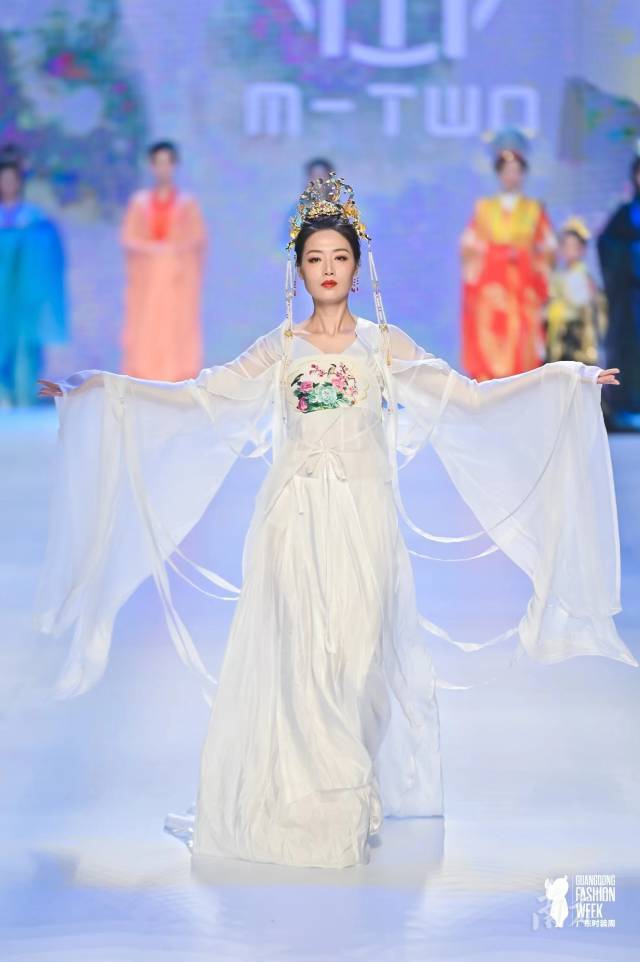 2021年“广州时装周”的T台上，广绣汉服惊艳众人。