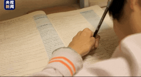 池瑛琦用左手写字