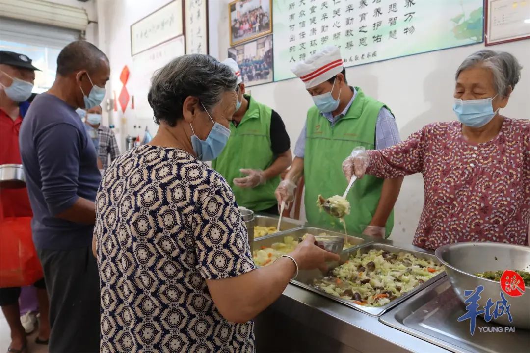 义工和志愿者为食客打饭菜