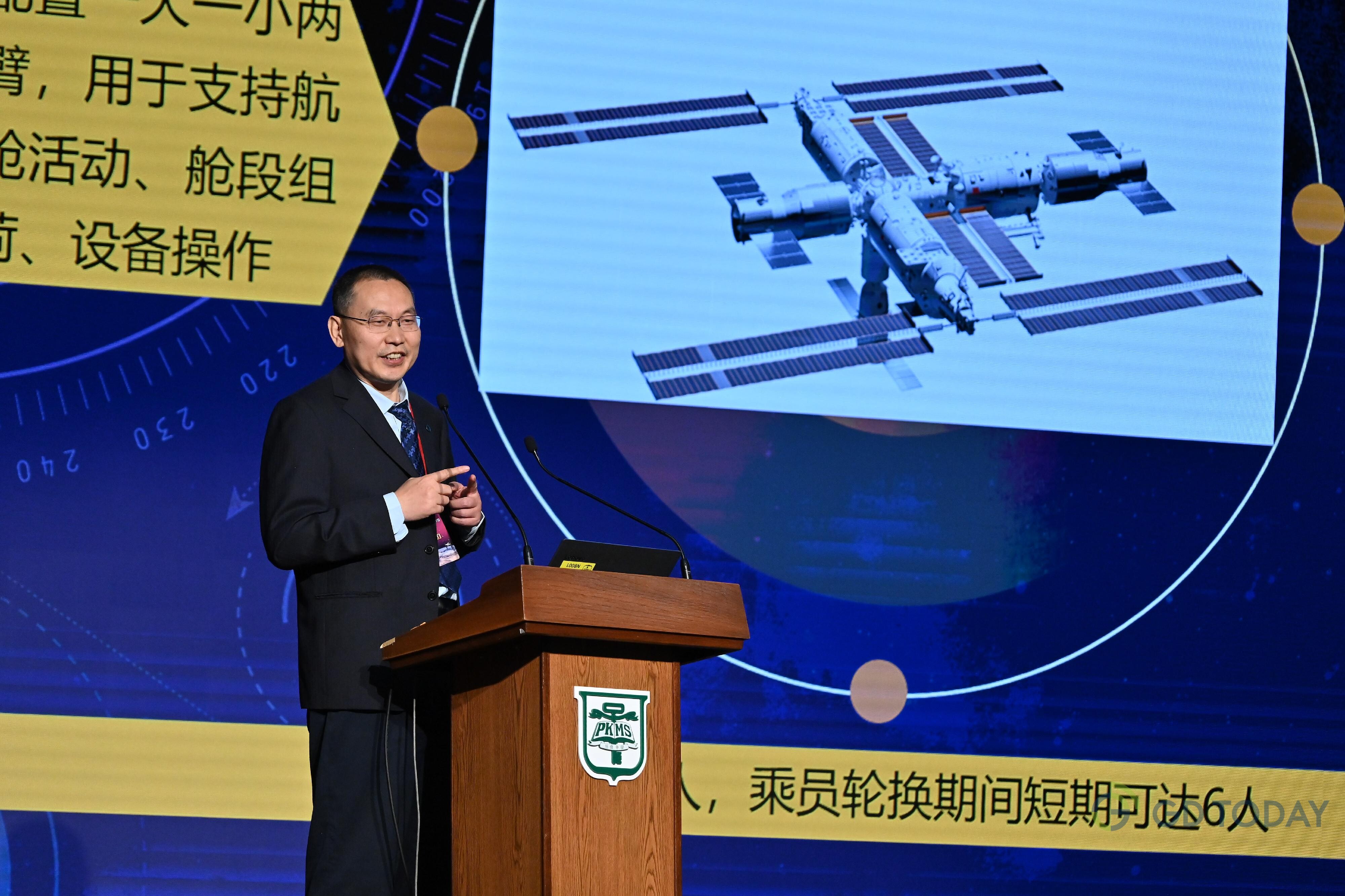 中国载人航天工程副总设计师董能力出席在培侨中学举行的“中国载人航天工程代表团与中、小学生真情对话”活动。