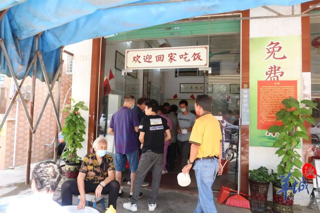 店门口“欢迎回家吃饭”的牌匾很醒目