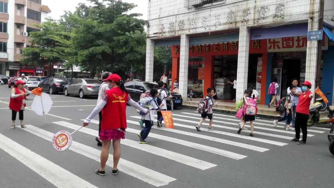 参与志愿者服务的李想葵（左一）。