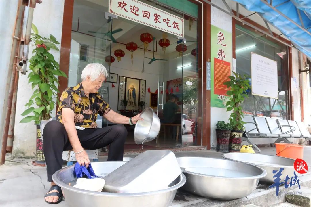 用餐结束后,80多岁的义工何女珍奶奶正清洗碗筷