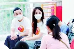 陈泽滨和妻子顾芷畅慰问脑损伤儿童家庭。