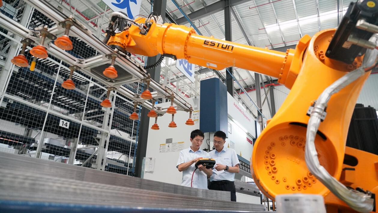 2023年8月26日，在武汉光谷的一家长江电气企业智能车间，工作人员正在操作智能机械臂。