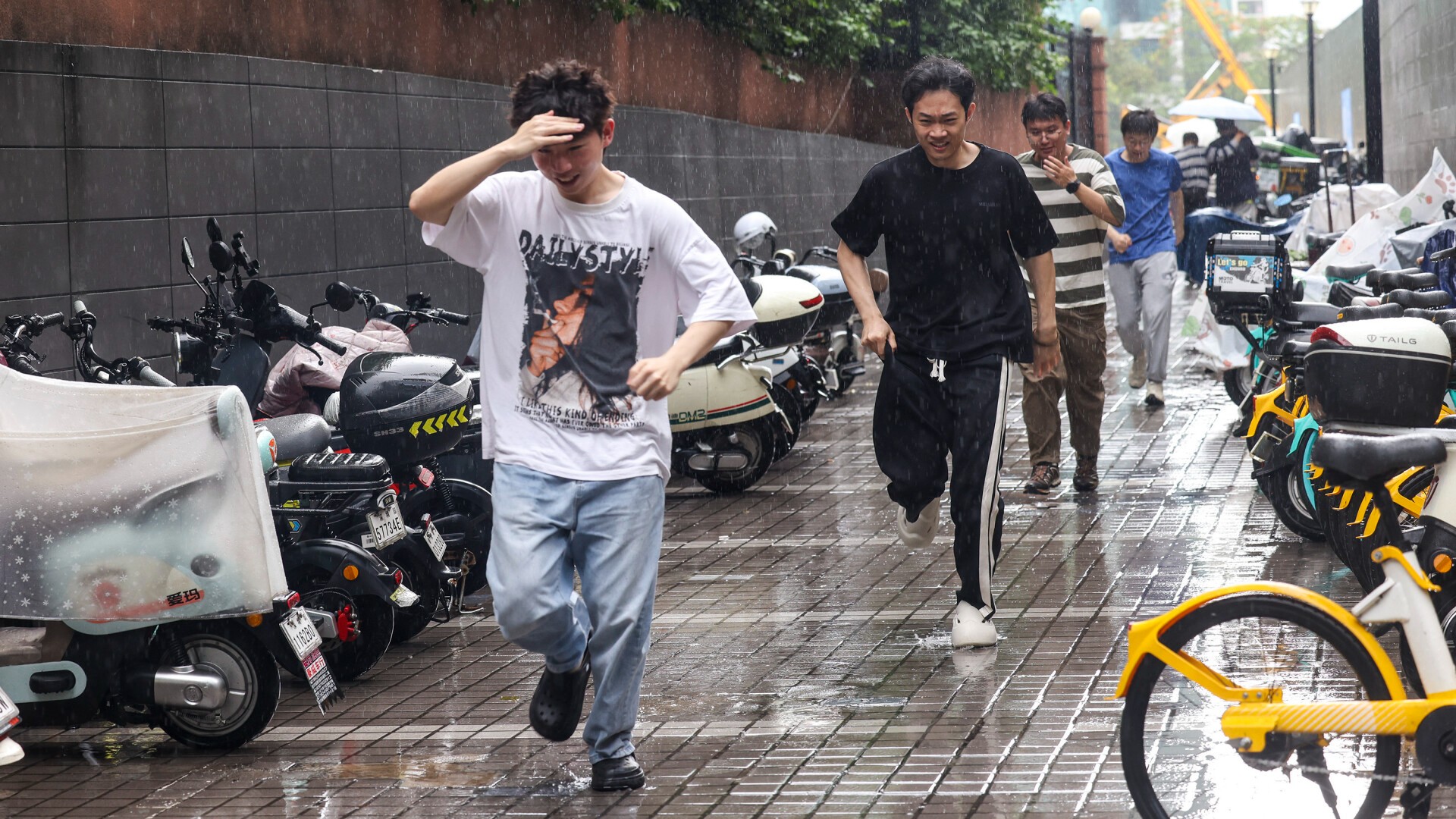 Typhoon Shanshan strengthens, Guangdong braces for prolonged heat and thunderstorms