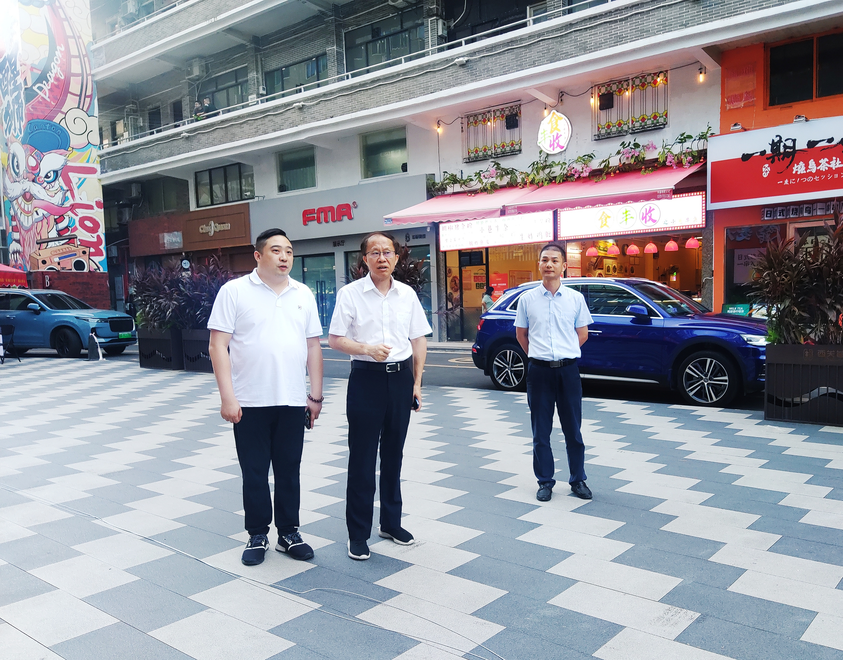 韦永成代表在西关首约实地调研，解决居民提出的光污染诉求。