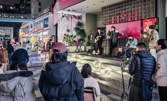 西关首约为汽车夜市及年轻人自组乐团提供场地。