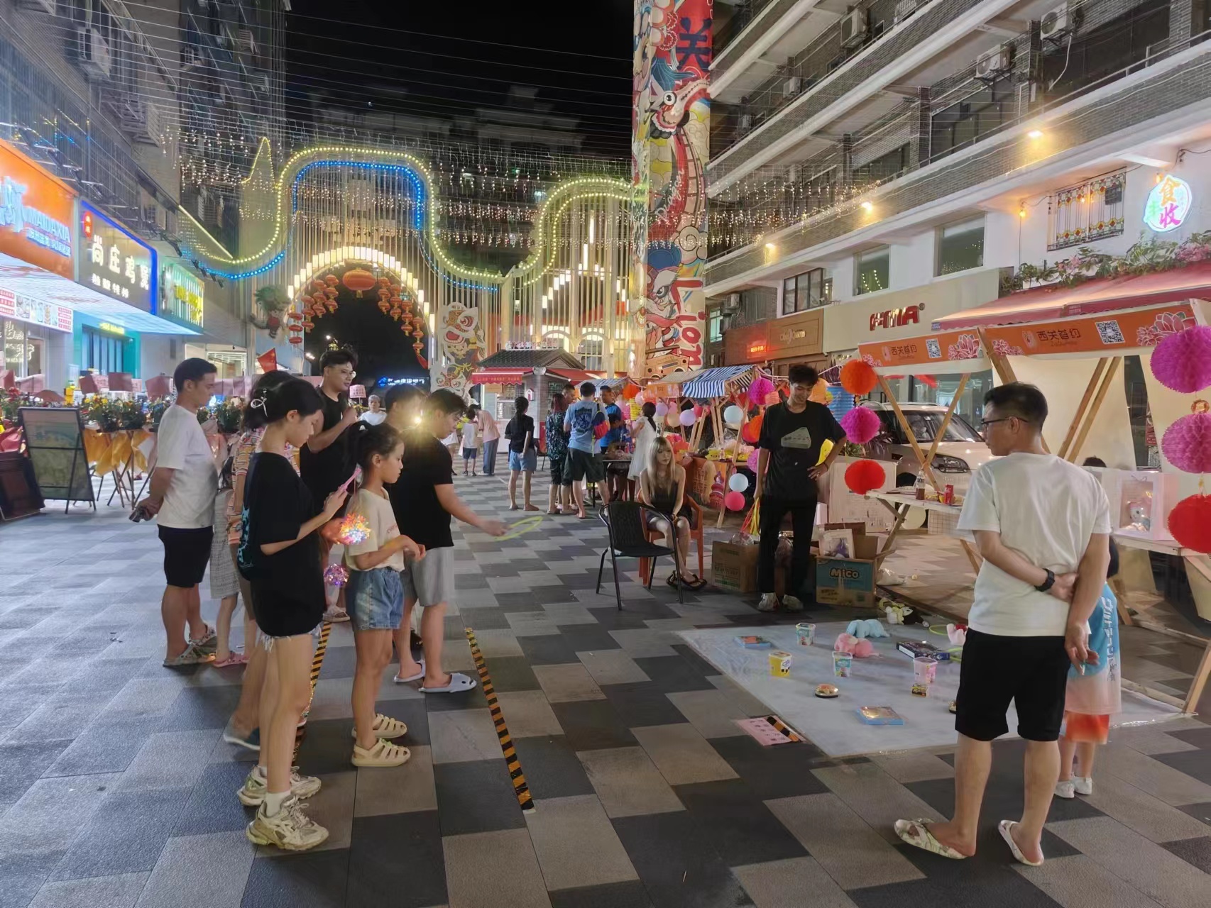 西关首约夜市热闹非凡，吸引众多居民前来消费。