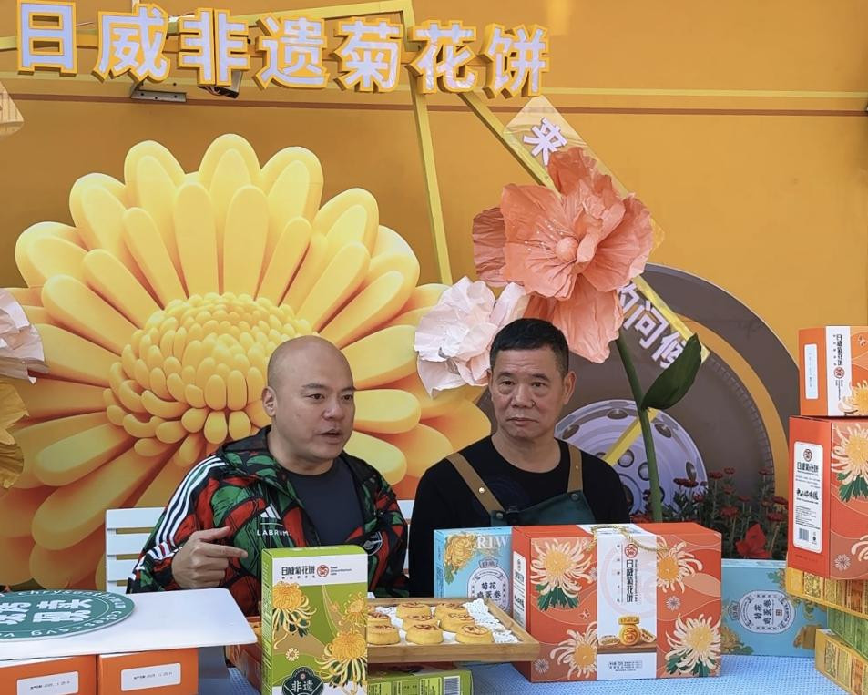 日威食品创始人翁坤昌和广东广播电视台主持人卢俊宇现场直播带货