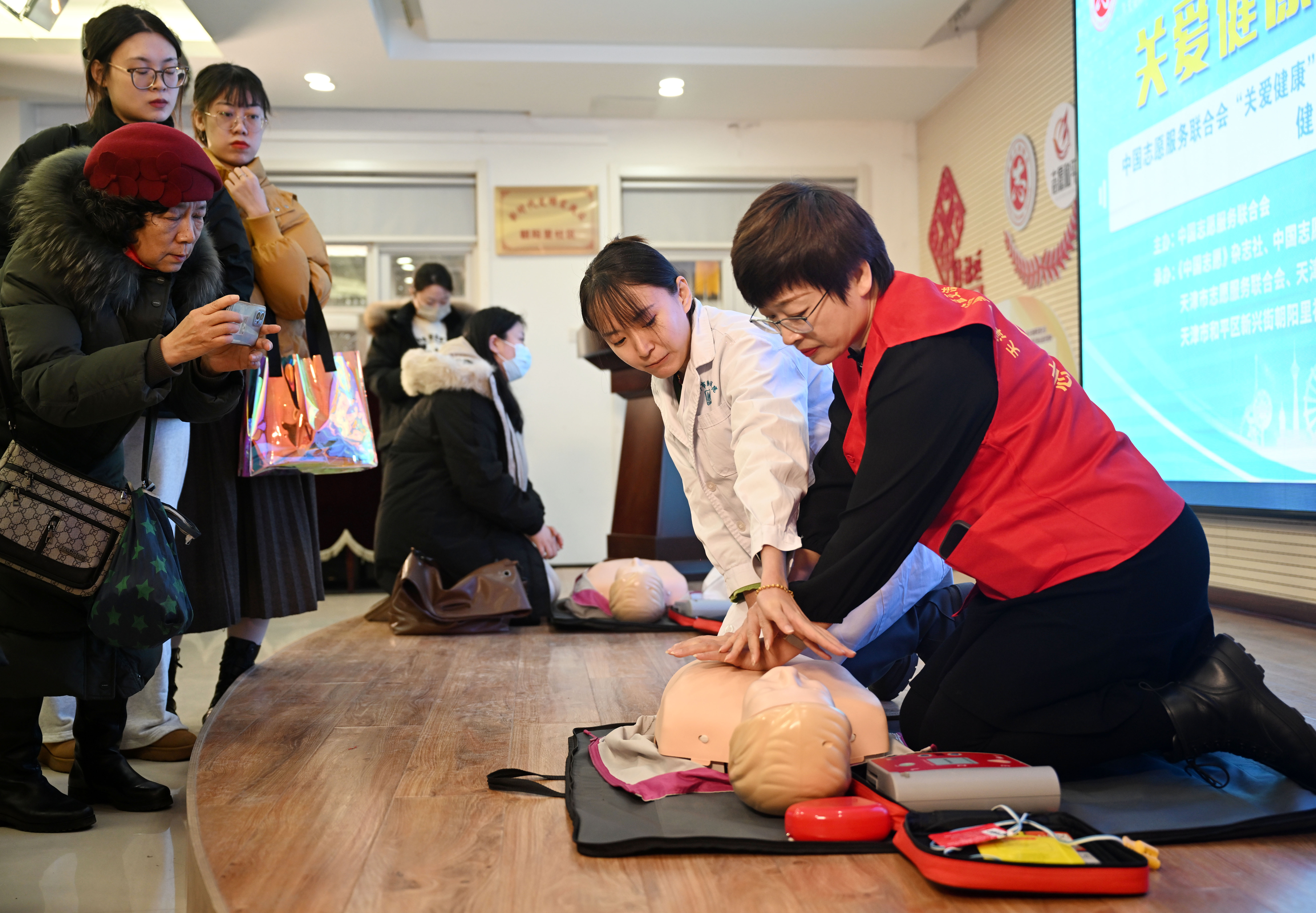 2024年1月17日,在天津市和平区新兴街朝阳里社区,医务人员和志愿者为社区居民讲解心肺复苏知识。新华社记者 赵子硕 摄