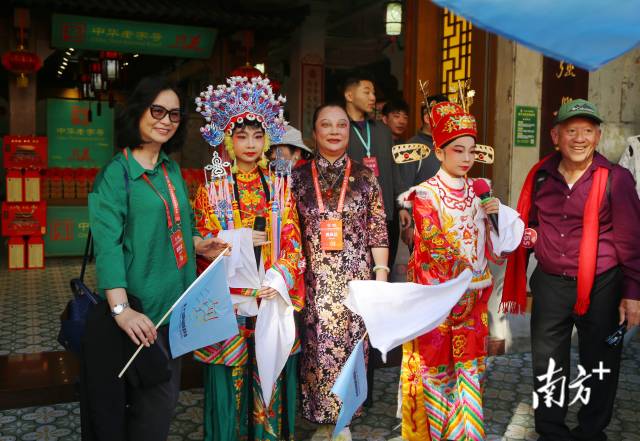 潮籍乡亲和文艺表演者合影。南方+记者 林捷勇 摄