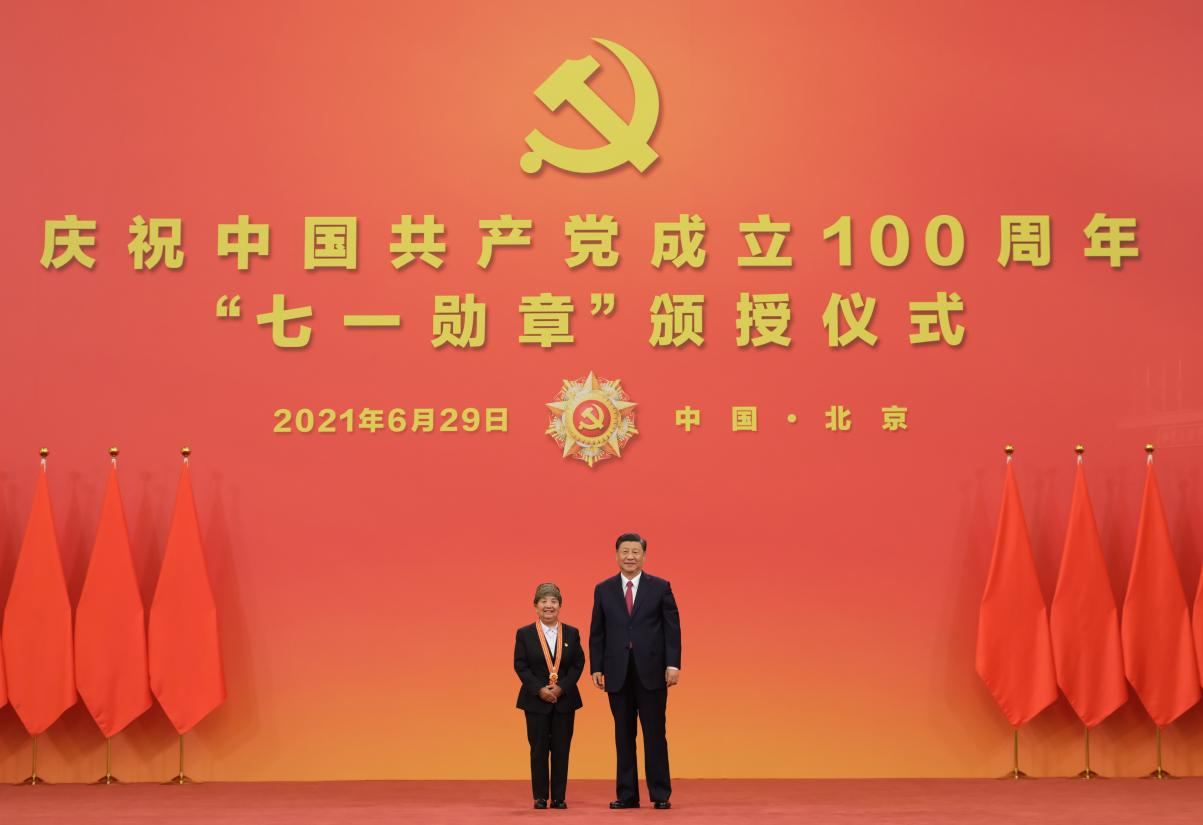 2021年6月29日,庆祝中国共产党成立100周年“七一勋章”颁授仪式在北京人民大会堂金色大厅隆重举行。中共中央总书记、国家主席、中央军委主席习近平向“七一勋章”获得者王兰花颁授勋章。新华社记者 李学仁 摄