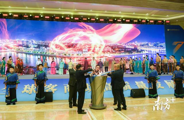 第七届世界客商大会上，与会嘉宾共同点燃火炬。南方+记者  何森垚 摄