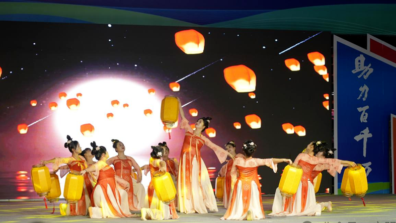 200-year-old intangible cultural heritage: Maoming lantern dance shines in night exhibition