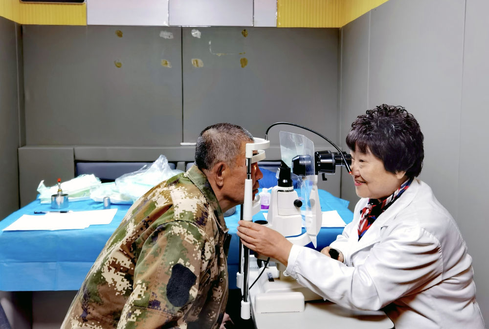 2024年11月26日,眼科医生在辽宁省铁岭市西丰县明德满族乡为患者诊治。多年来,数百名热心公益事业的“菊香爱心团队”医务工作者在辽宁的乡村、街道社区为群众提供优质的志愿服务项目,先后开展大型义诊活动近百次,诊治群众超过6万人次;举办健康科普讲座超过60场,受益群众超过4万人;培训乡村基层医务人员上千人。