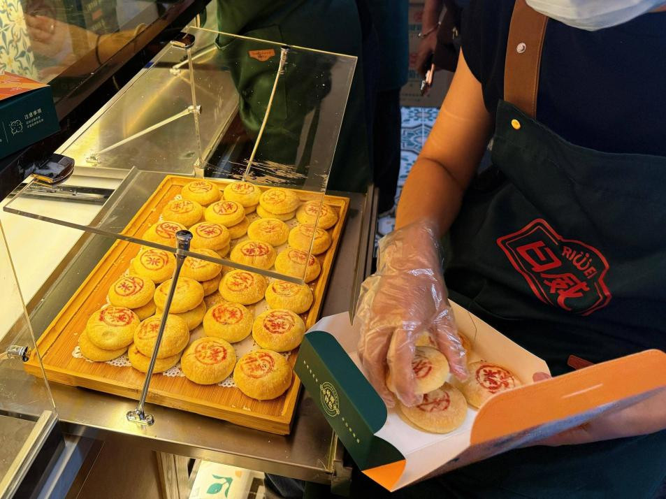 工作人员现场打包日威菊花饼