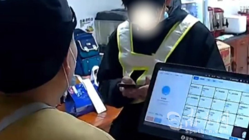 小伙揣着仅有的2块钱买米饭，老板：我再给你炒个菜