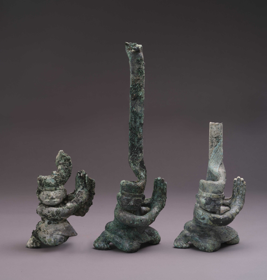 青铜扭头跪坐人像