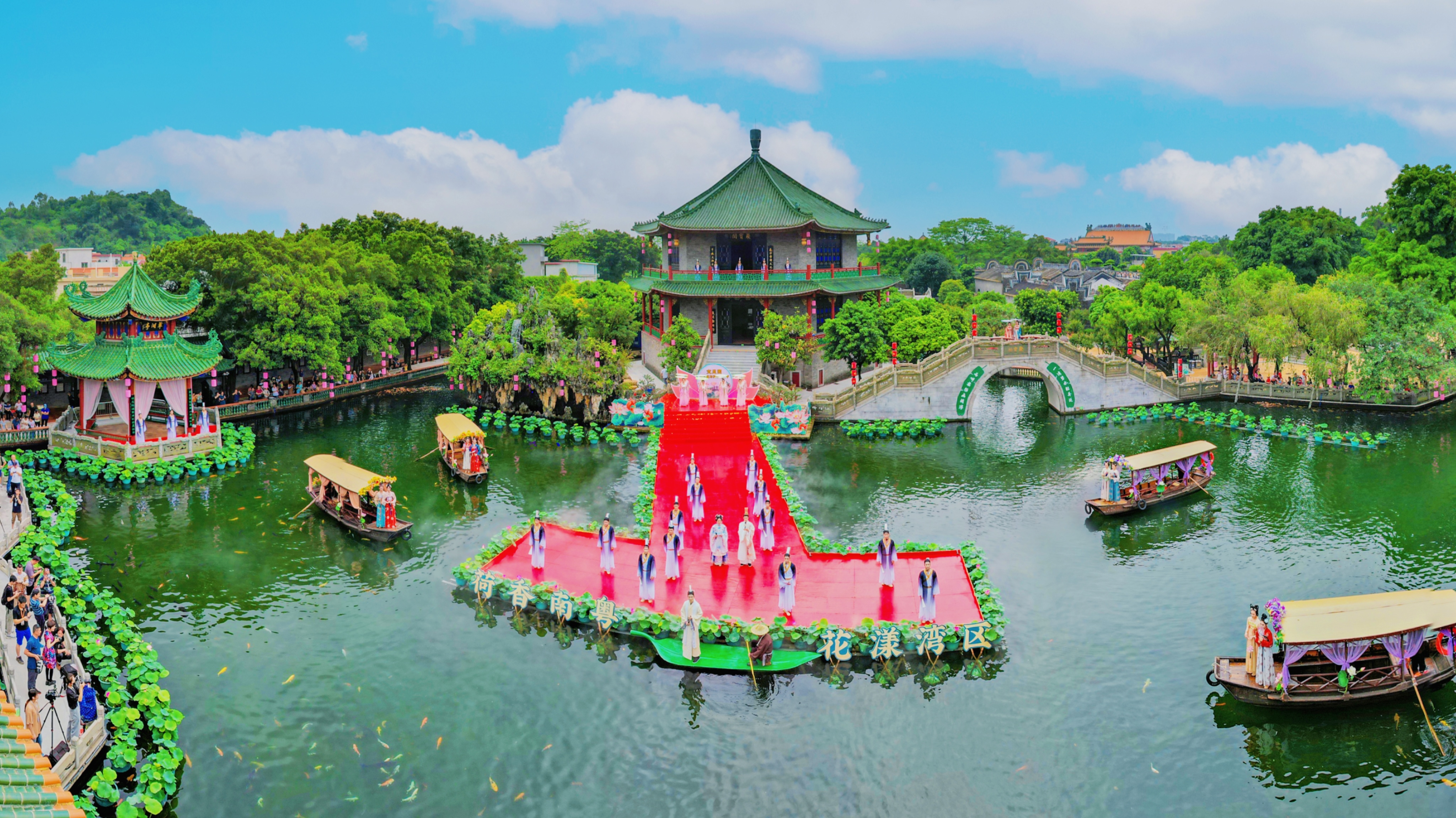 Despite rainy weather, Guangdong attractions remain popular during May Day holiday