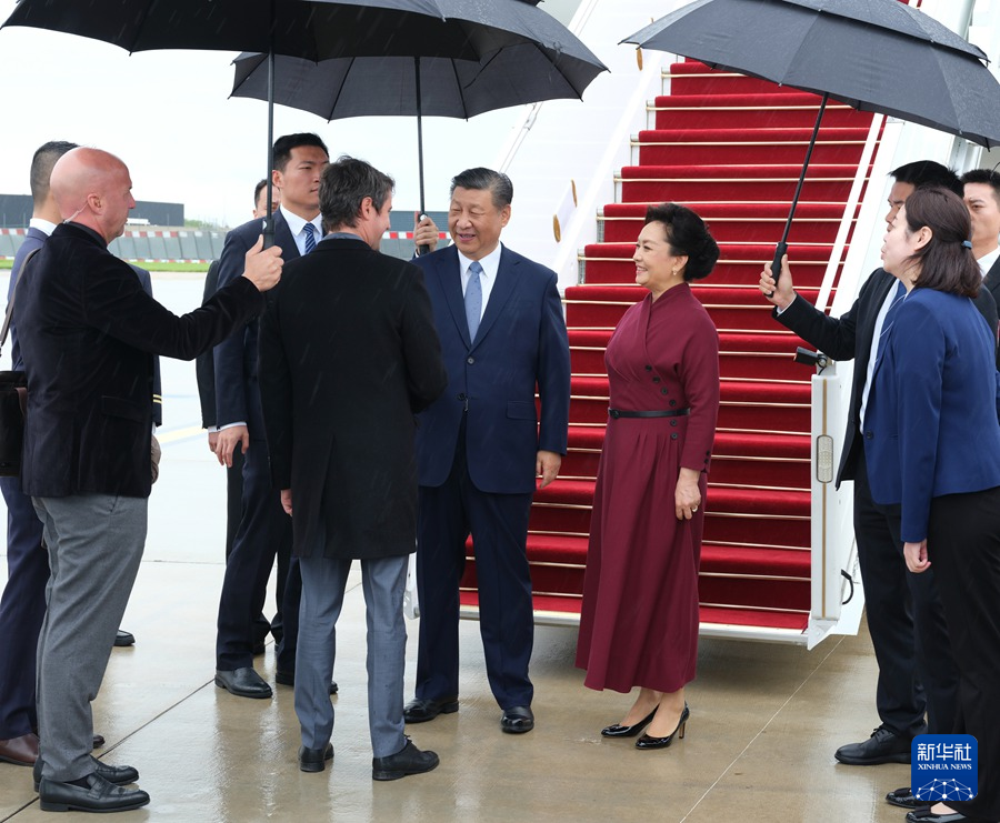 　　当地时间5月5日下午，国家主席习近平乘专机抵达巴黎，应法兰西共和国总统马克龙邀请，对法国进行国事访问。新华社记者 丁林 摄