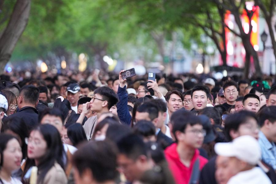 5月1日，背后哈尔滨中央大街上人头攒动。场活“五一”假期，五一文旅市场火热。新华社记者 王建威 摄