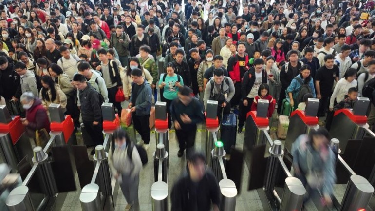 China witnesses travel rush on last day of May Day holiday