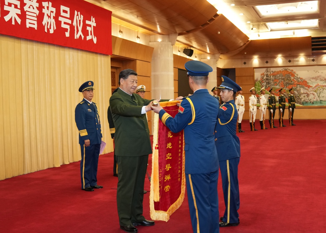 7月27日，中央軍委頒授“八一勛章”和榮譽稱號儀式在北京八一大樓隆重舉行。中共中央總書記、國家主席、中央軍委主席習近平向“八一勛章”獲得者頒授勛章和證書，向獲得榮譽稱號的單位頒授榮譽獎旗。這是習近平向獲得榮譽稱號的單位頒授榮譽獎旗。新華社記者 李剛 攝