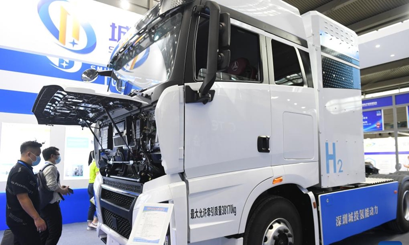 Visitors watch a hydrogen-powered heavy truck at the 10th China Information Technology Expo in Shenzhen, south China's Guangdong Province, Aug. 16, 2022. With an exhibition area of around 100,000 square meters, the 10th China Information Technology Expo kicked off in Shenzhen on Tuesday, attracting the participation of over 1,400 enterprises.(Photo: Xinhua)