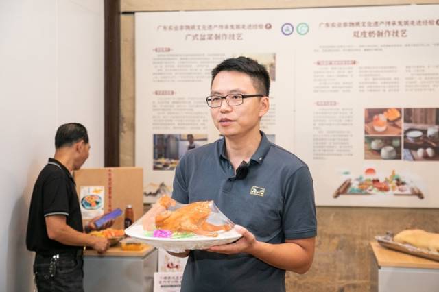 太和烧鸡制作技艺代表、太和镇餐饮民宿协会秘书长高汉文作分享