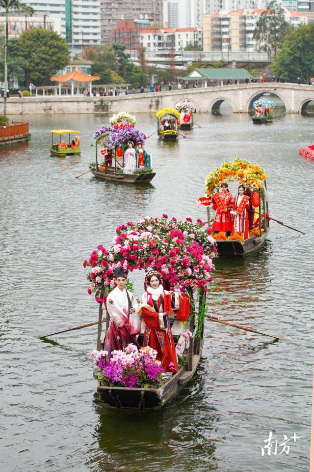 2月7日，荔湾水上花市人来人往，“西关小姐”身穿旗袍，在花船上巡游送祝福。