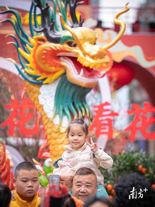 2月6日，广州越秀区西湖花市，精致的龙年装饰成为花市的亮点之一。