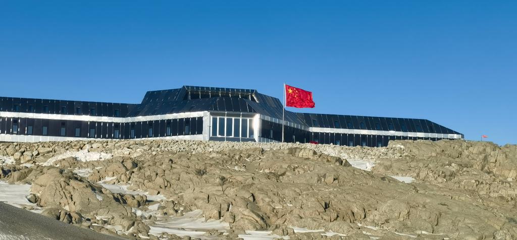 2024年2月6日拍摄的中国站开站中国南极秦岭站。新华社发（张体军摄）